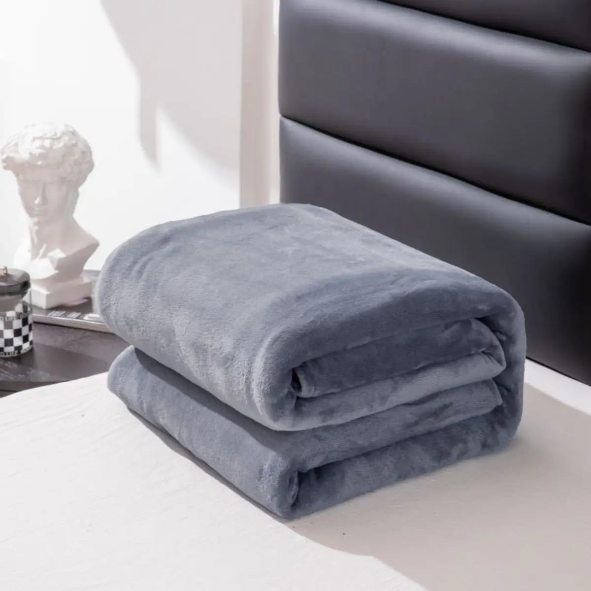 1pc Solid Color Blanket with Thickened Fleece, All Seasons