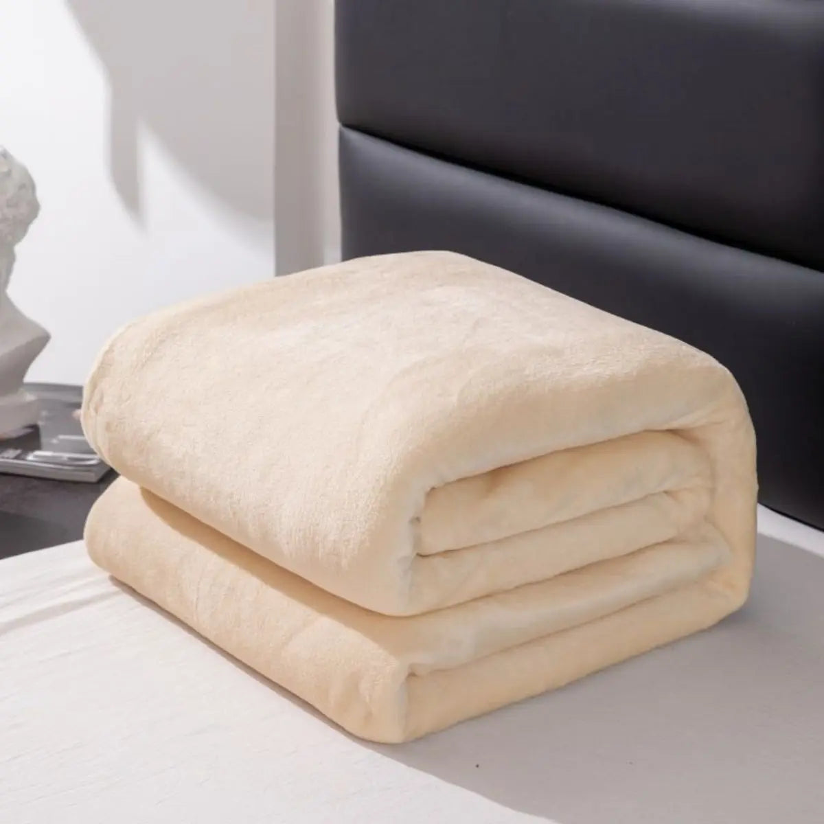 1pc Solid Color Blanket with Thickened Fleece, All Seasons